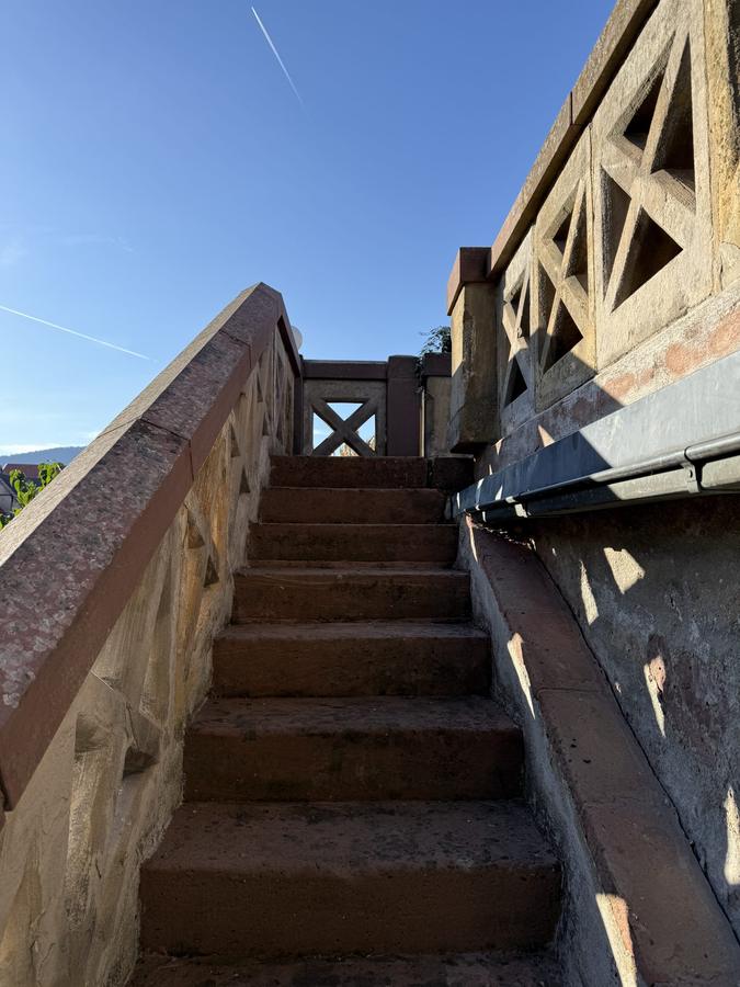 Die Treppe zur Terrasse
